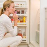 Как удалить неприятный запах из холодильника народными способами?